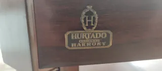 Mesa de centro Hurtado madera de nogal y cristal.