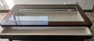 Mesa de centro Hurtado madera de nogal y cristal.