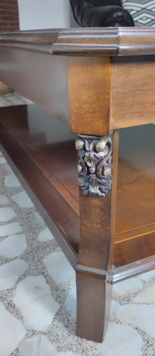 Mesa de centro Hurtado madera de nogal y cristal.