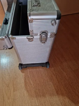 Maletín metálico con ruedas y departamentos