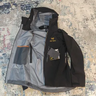 Arc'teryx Alpha SV Chaqueta Negra-Dorada