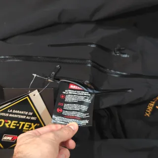 Arc'teryx Alpha SV Chaqueta Negra-Dorada