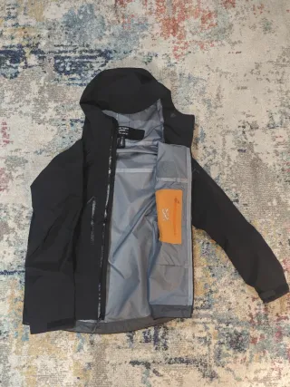 Arc'teryx Alpha SV Chaqueta Negra-Dorada