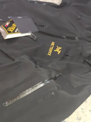 Arc'teryx Alpha SV Chaqueta Negra-Dorada