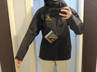 Arc'teryx Alpha SV Chaqueta Negra-Dorada