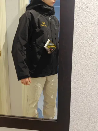 Arc'teryx Alpha SV Chaqueta Negra-Dorada