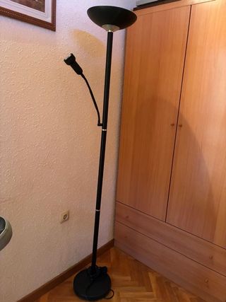 Lámpara de pie alta negra