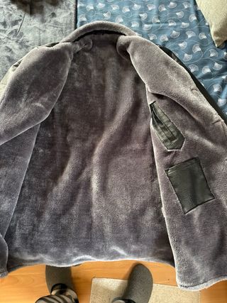 Abrigo de hombre negro con forro gris