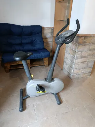 Bicicleta Estática Gris y Negra BH.