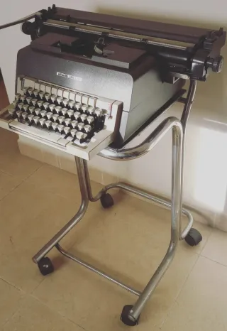 Lote 4 Máquinas de Escribir Olivetti