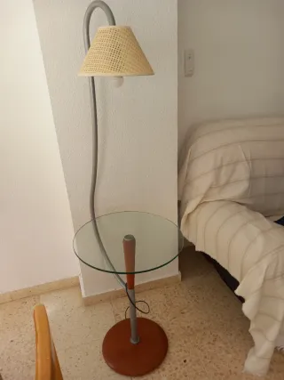 Lámpara de pie con mesa auxiliar