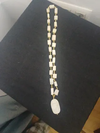 Collar antiguo tallado esteatita blanca.
