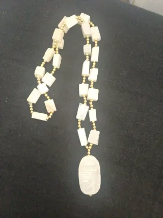 Collar antiguo tallado esteatita blanca.