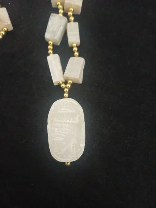 Collar antiguo tallado esteatita blanca.