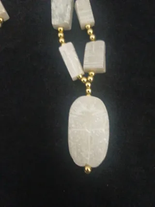 Collar antiguo tallado esteatita blanca.