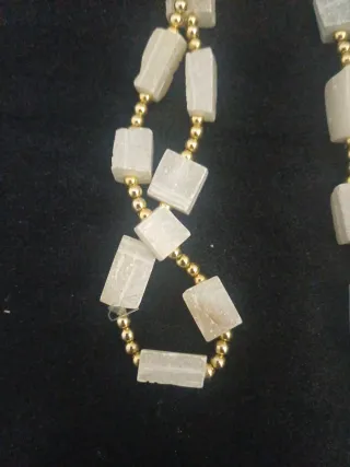 Collar antiguo tallado esteatita blanca.