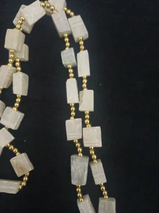 Collar antiguo tallado esteatita blanca.