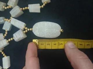 Collar antiguo tallado esteatita blanca.