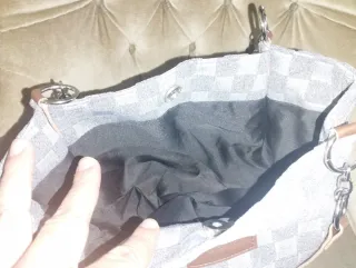 Bolso de cuadros grises y marrón