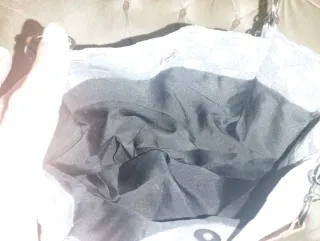 Bolso de cuadros grises y marrón