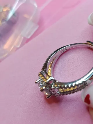 Elegante anillo de plata con una circonita central