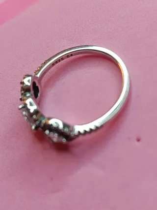 Elegante anillo de plata con una circonita central