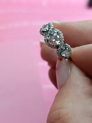 Elegante anillo de plata con una circonita central