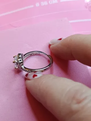 Elegante anillo de plata con una circonita central