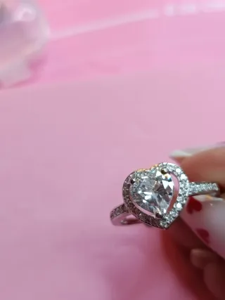 Elegante anillo de plata con una circonita central