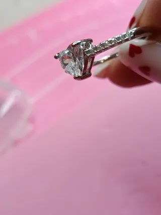 Elegante anillo de plata con una circonita central