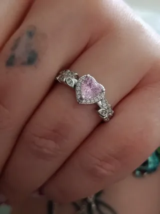 Elegante anillo de plata con una circonita central