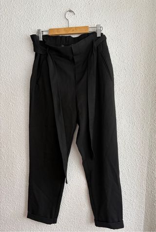 Pantalón negro de pinzas con cinturón