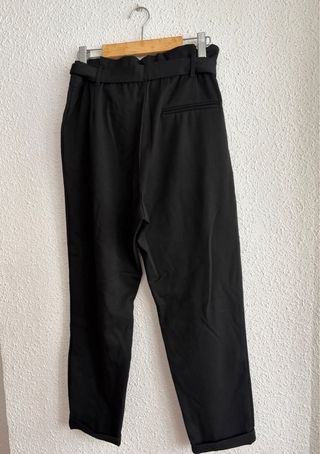 Pantalón negro de pinzas con cinturón