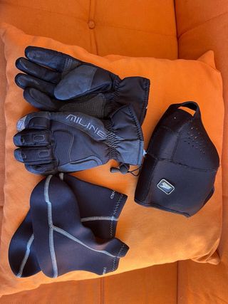 Guantes, protección cara y cubrebotas moto