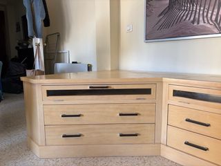 Mueble de salón de madera y cristal