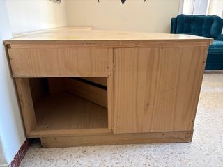 Mueble de salón de madera y cristal