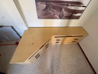 Mueble de salón de madera y cristal