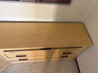 Mueble de salón de madera y cristal