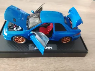 Coche de metal azul juguete