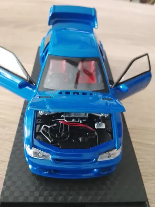 Coche de metal azul juguete