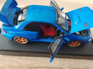 Coche de metal azul juguete