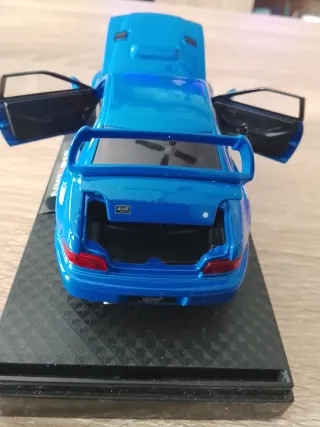 Coche de metal azul juguete