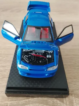 Coche de metal azul juguete