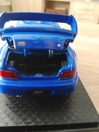 Coche de metal azul juguete