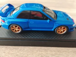 Coche de metal azul juguete