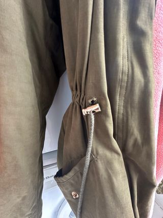 Abrigo Stradivarius verde con forro rosa