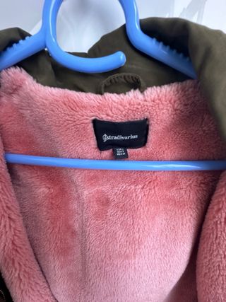 Abrigo Stradivarius verde con forro rosa