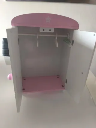 Armario de muñecas rosa y blanco