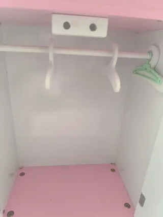 Armario de muñecas rosa y blanco