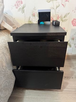 Mesitas de noche oscuras